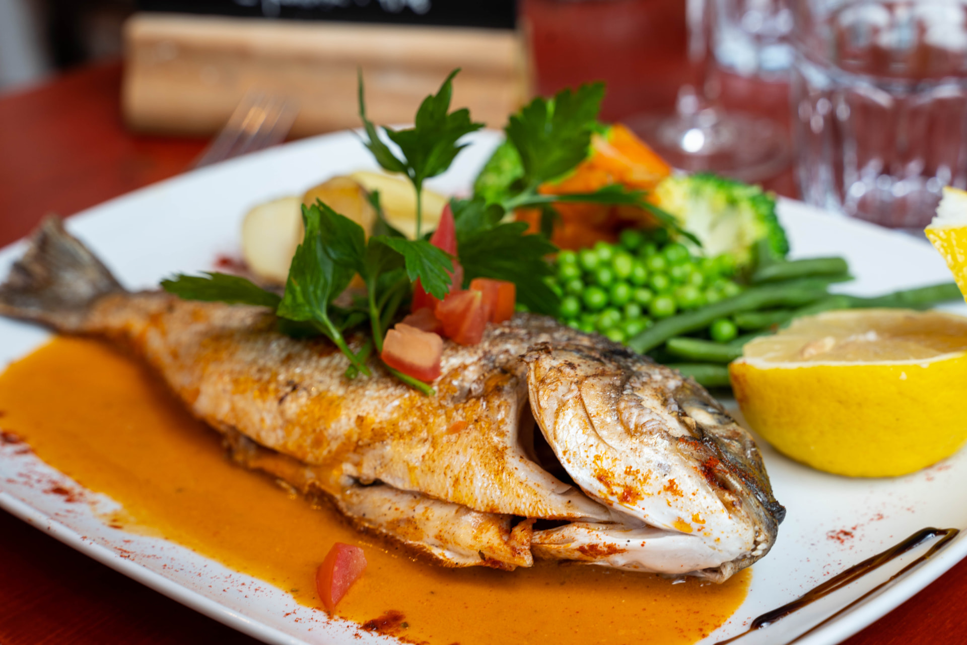 Poisson entier grillé, sauce créole, petits légumes et citron aux Marmites du Monde