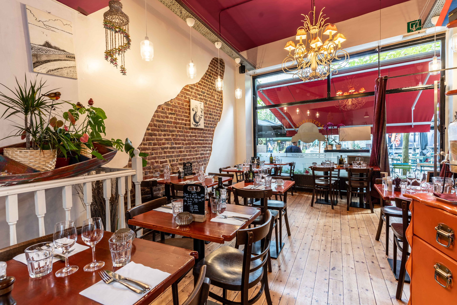 Salle du restaurant avec vue sur la place Saint-Boniface à travers la vitrine